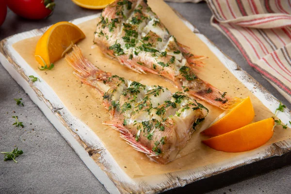 Grilled whole fish (perch, sea bass, redfish) with parsley and l — Stock Photo, Image