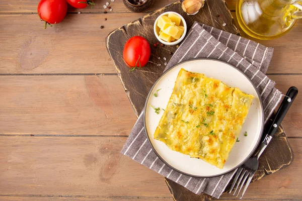 Pâtes italiennes cannelloni à la ricotta et aux épinards, traditionnelles d — Photo