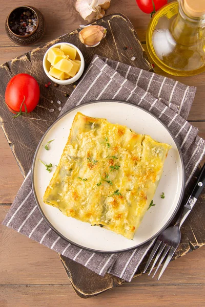 Italiensk cannelloni pasta med ricotta och spenat, traditionell d — Stockfoto