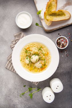 Köfteli çorba, sebze ve vermicelli. Çocuk İtalyancası