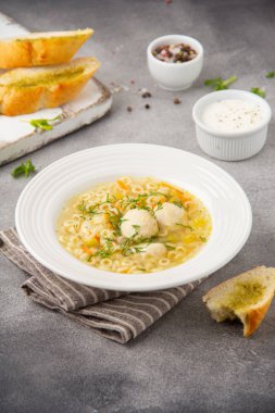 Köfteli çorba, sebze ve vermicelli. Çocuk İtalyancası