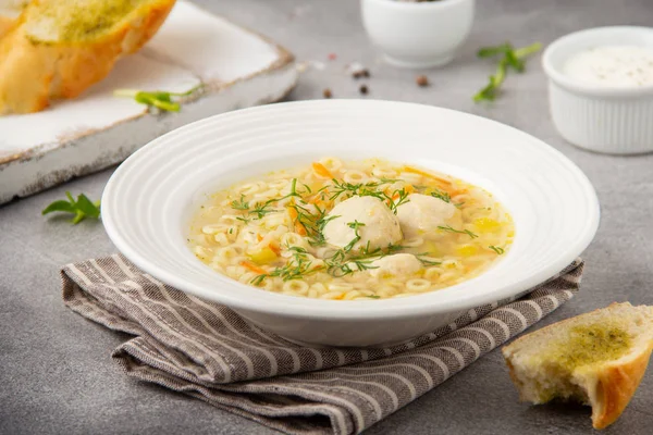 Suppe mit Frikadellen, Gemüse und Vermicelli. Kursiv für Kinder — Stockfoto