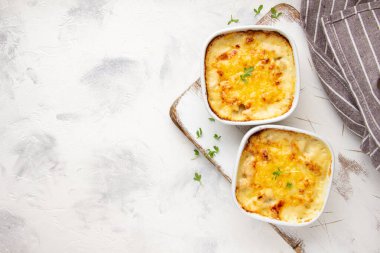 Altın kabuklu güveç, fırında peynirli mantar jülyen, kremalı graten.
