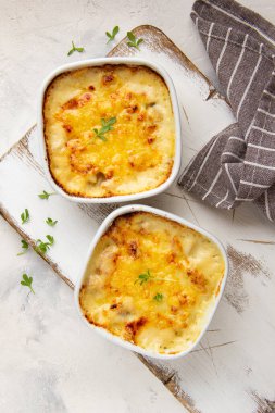 Altın kabuklu güveç, fırında peynirli mantar jülyen, kremalı graten.