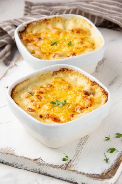 Altın kabuklu güveç, fırında peynirli mantar jülyen, kremalı graten.