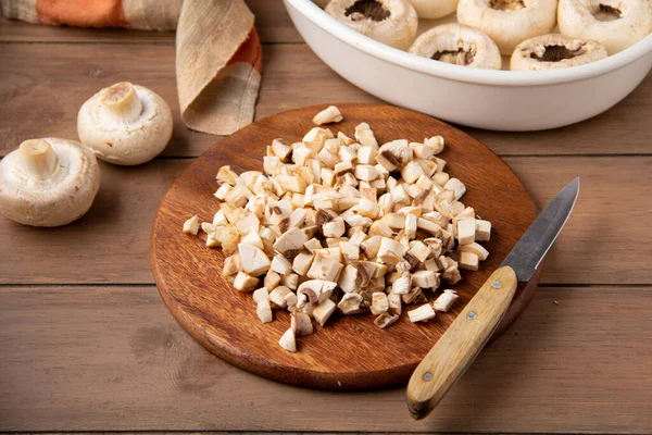 细碎的蘑菇 用刀切碎 加料烘烤用分开的瓶盖 厨房里的烹调 — 图库照片