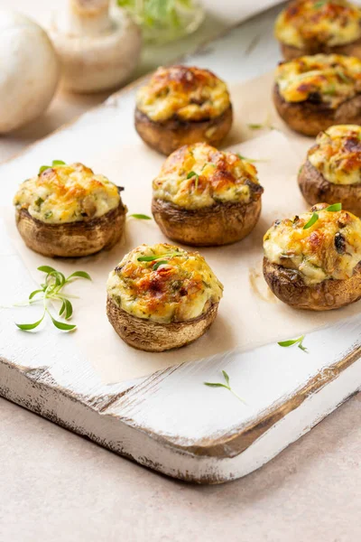 Champiñones Rellenos Con Queso Delicioso Aperitivo Horno Entrante Tradicional Corteza — Foto de Stock