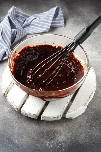 甘いペストリーのためのチョコレート生地の準備 パンケーキ カップケーキ ブラウニー 成分の混合物 ミルク 小麦粉 ココア — ストック写真