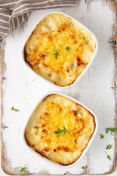 Braadpan Met Gouden Korst Champignon Julienne Met Gebakken Kaas Romige — Stockfoto