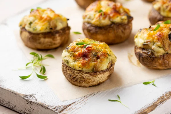 Champiñones Rellenos Con Queso Delicioso Aperitivo Horno Entrante Tradicional Corteza Imagen de archivo