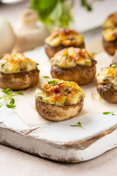 Champiñones Rellenos Con Queso Delicioso Aperitivo Horno Entrante Tradicional Corteza Fotos de stock libres de derechos