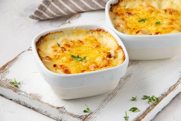 Braadpan Met Gouden Korst Champignon Julienne Met Gebakken Kaas Romige — Stockfoto