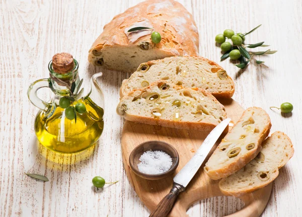 Frissen sült hagyományos olajbogyó kenyér. — Stock Fotó