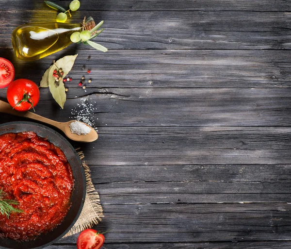 Tomatensaus met specerijen, bovenaanzicht. — Stockfoto