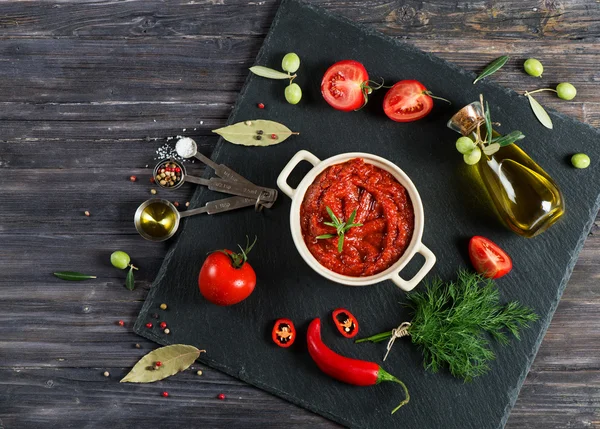 Pot met ketchup of tomaat saus, boven weergave. — Stockfoto