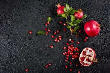 Görünümünün üzerinde sulu nar.