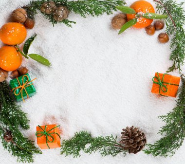 Karda noel süslemesi.