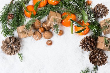 Mandalina, görünümünün üzerinde bir Noel dekor.