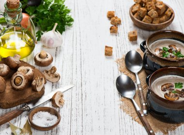 Tüm mantar çorbası hazırlanması için