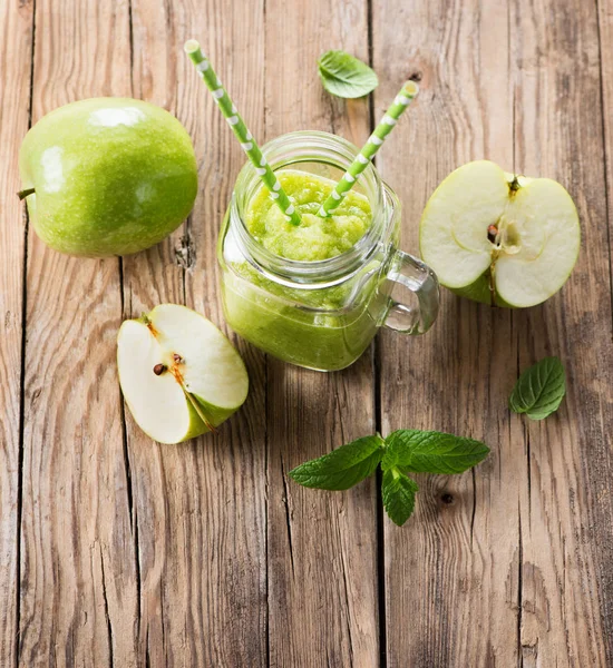 Apple smoothie with ingredients. — Stock Photo, Image