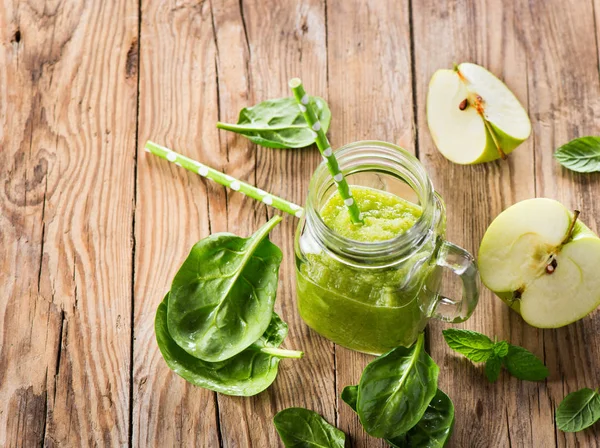 Green smoothie with spinach and apple. — Stock Photo, Image