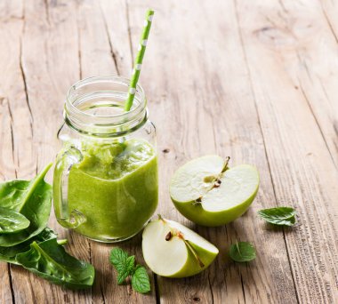 Yeşil elma ve ıspanak püresi.