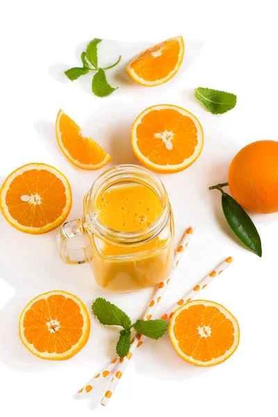 Slices of orange fruit and smoothie. — Stock Photo, Image