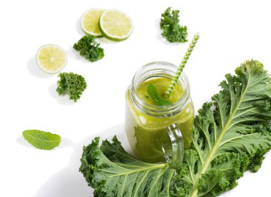 Kale ile sağlıklı yeşil smoothie