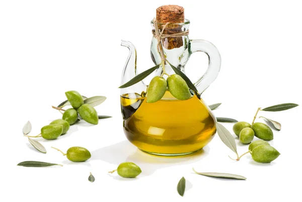 Aceite de oliva y aceitunas frescas . — Foto de Stock