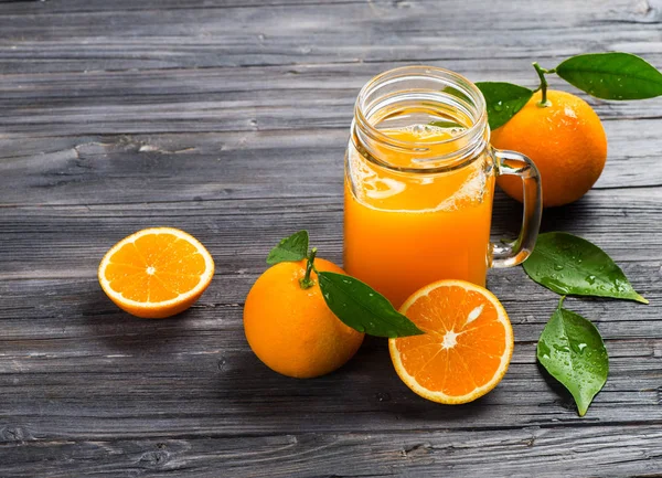 Mason jar kubek z soku pomarańczowego. — Zdjęcie stockowe