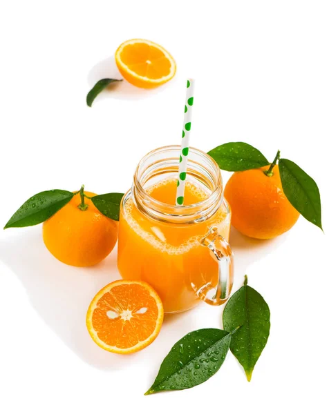 Plasterki pomarańczy i sok — Zdjęcie stockowe