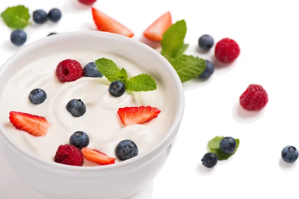 Jogurt z jagodami i mięty — Zdjęcie stockowe