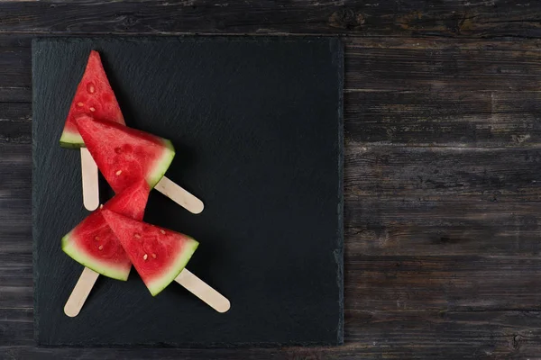 Wassermelonenscheiben an Stielen. Dessert. — Stockfoto