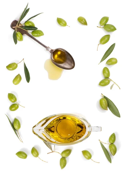 Olijfolie en ruwe olijven, bovenaanzicht. — Stockfoto