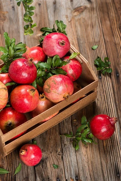 Dřevěné bedny plné granátové jablko ovoce. — Stock fotografie