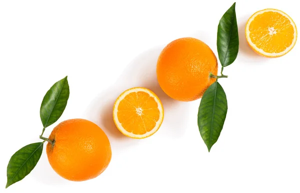 Oranje vruchten, helften en gehelen. — Stockfoto