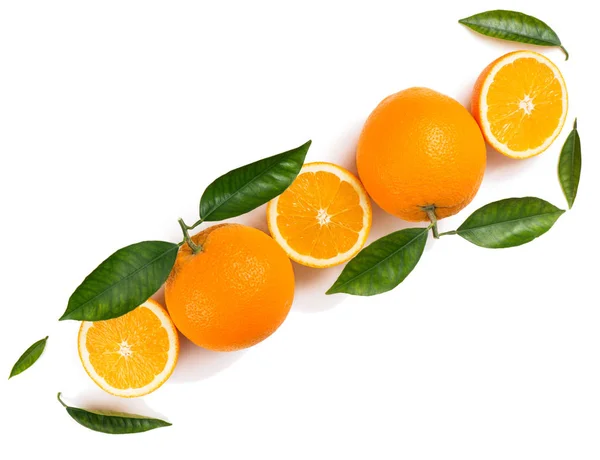 Hälften und ganze Orangenfrüchte. — Stockfoto