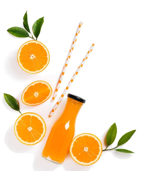 Апельсины и сок сверху . — стоковое фото