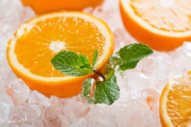 Buz üzerinde sulu portakal.