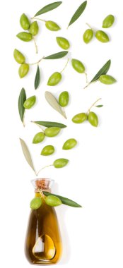 Şişe zeytinyağı ve zeytin ile.