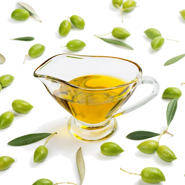 Olivový olej v omáčníku a olivami. — Stock fotografie