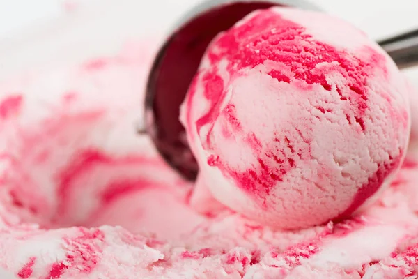 Helado de vainilla de frambuesa o fresa ondulada . —  Fotos de Stock