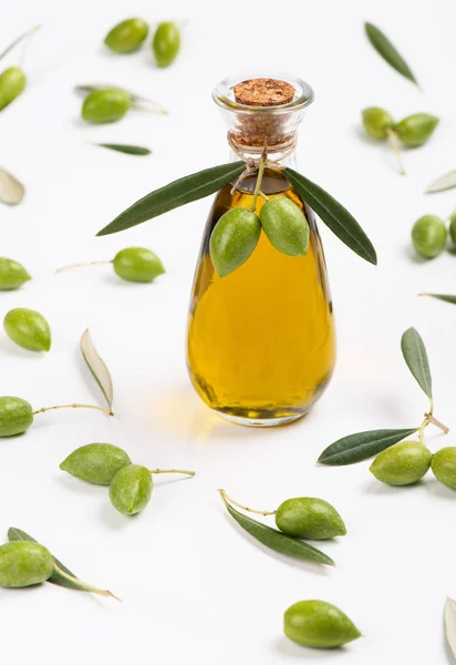 Fles olijfolie en groene olijven. — Stockfoto