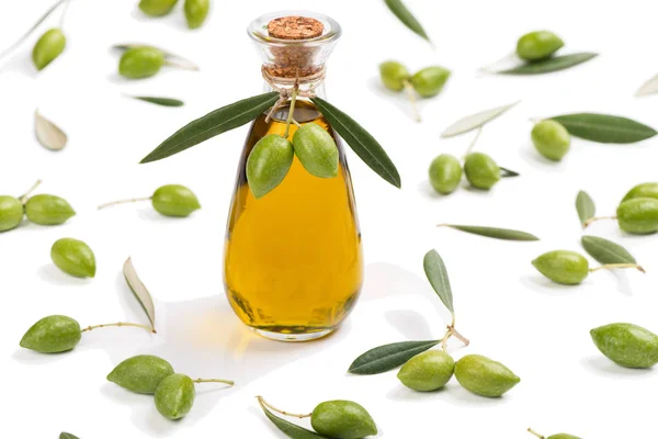Zelené olivy a láhev olivového oleje. — Stock fotografie