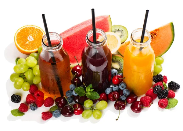 Tre Diverse Bottiglie Succo Vetro Con Molte Bacche Fresche Estive — Foto Stock