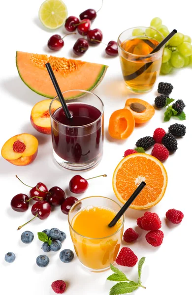 Många Färska Sommarbär Och Frukter Glas Olika Färsk Juice Isolerade — Stockfoto