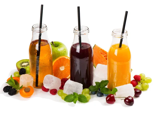 Drie Glazen Flessen Vers Sap Veel Verse Zomerbessen Fruit Ijs — Stockfoto