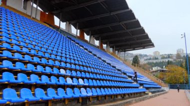 Adam spor stadyum üzerinde çalışmaktadır