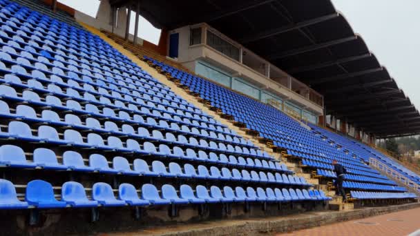 Homme Est Engagé Dans Sport Sur Stade — Video