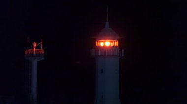 Bir deniz feneri çalışmalarını geceleri